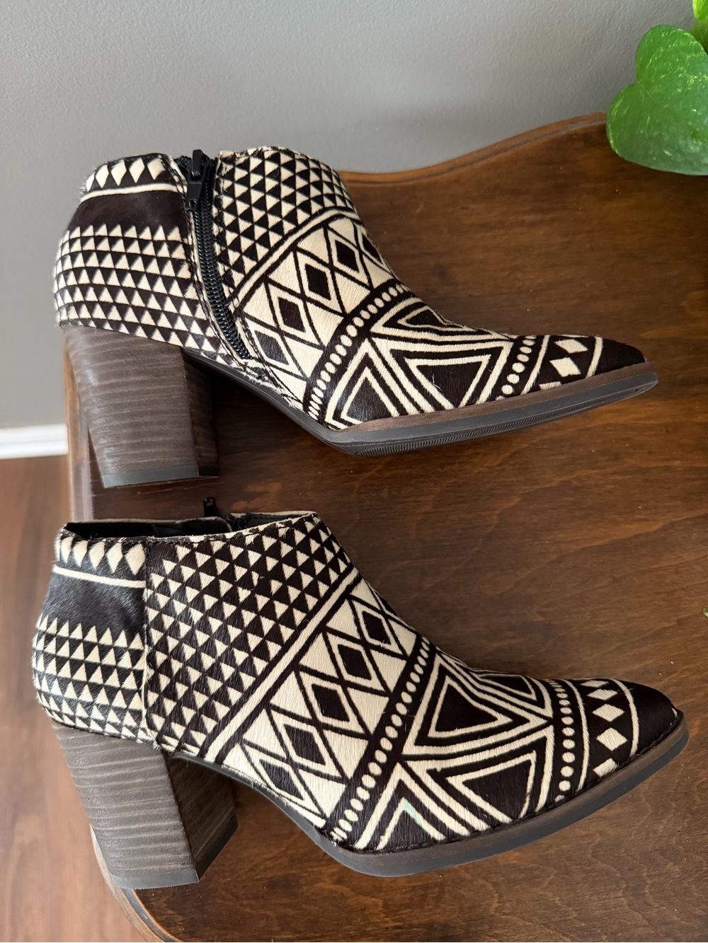 Lucky Brand Black and Cream Aztec Pattern Ankle Booties - Picture 4 of 7